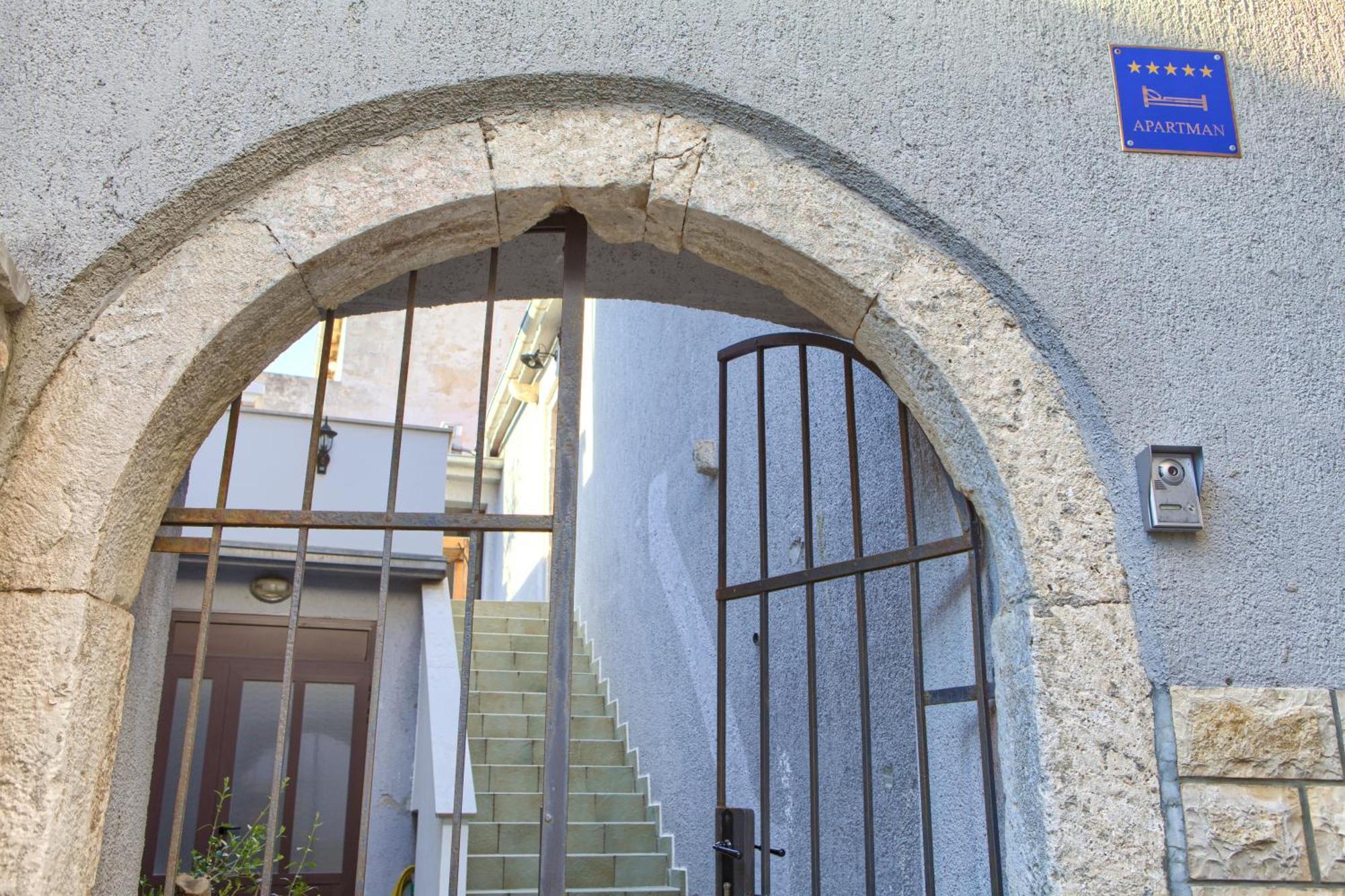 Apartment Old Town Mariolina Krk Town Esterno foto